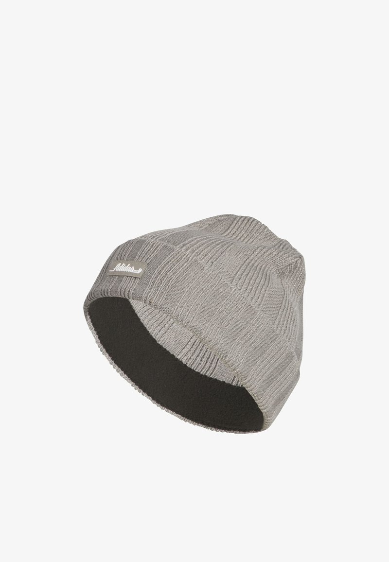 Szary dzianinowy beanie z prążkowanym wzorem; podszycie z polaru w ciemnym kolorze; naszywka z logo z boku; luźny fason.