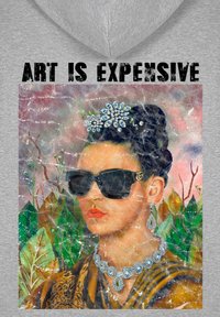 Felpa grigia con cappuccio con una stampa artistica di una donna con occhiali da sole scuri, che indossa gioielli, circondata da foglie e con la scritta "L'ARTE È COSTOSA."