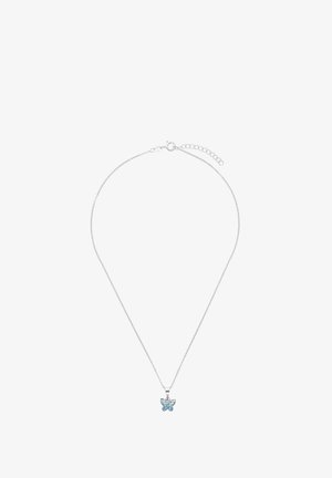 Collar de plata con una cadena delicada, que presenta un colgante de mariposa adornado con cristales azules. Cierre simple y longitud ajustable.