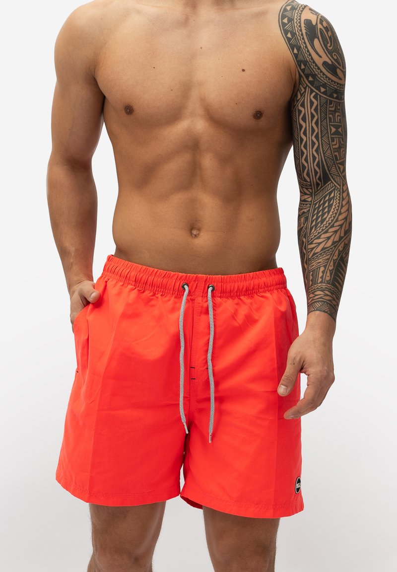 Heldere oranje zwembroek met een tailleband met koord, zijzakken en een zwart merksymbool op de onderste linkerkant. Glad, lichtgewicht materiaal.