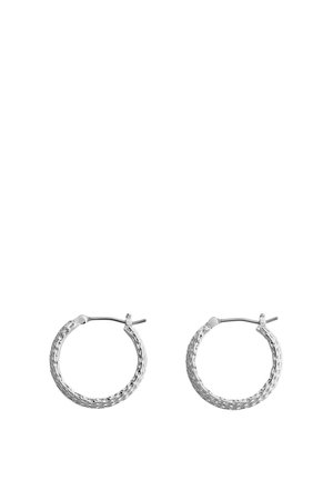Deux boucles d'oreilles créoles en argent avec un motif tissé texturé et des fermoirs à tige sur fond blanc.
