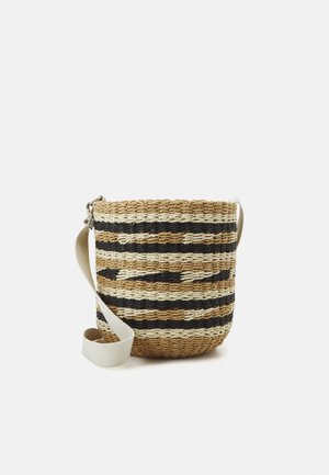 Rund vævet stråtaske med sorte og naturlige vandrette striber og en justerbar beige stofskulderrem.