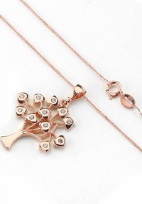 Rosaguld halskæde med en træ-pendant, der har hjerteformede blade og små indlagte ædelsten, samt en tynd kæde og lås.