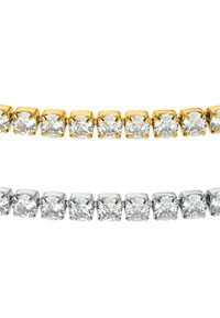 Złote i srebrne bransoletki tenisowe, z okrągłymi przezroczystymi kamieniami cubic zirconia osadzonymi w kwadratowych zaczepach, w naprzemiennych rzędach.