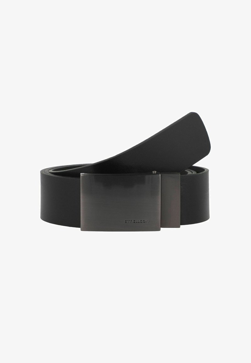 Zwarte leren riem met een gladde afwerking, voorzien van een rechthoekige matte metalen gesp. De riem heeft een vlak en flexibel ontwerp.