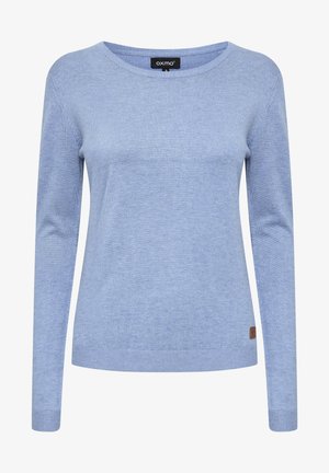 Un pull à manches longues bleu clair en matière douce. Il présente un col rond et un petit patch logo marron sur le côté inférieur.