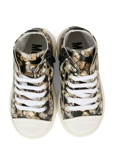 Wysokie trampki w czarno-beżowy wzór w misie, z białymi sznurowadłami i gumowymi podeszwami. Mają zamki błyskawiczne po bokach, co ułatwia zakładanie.