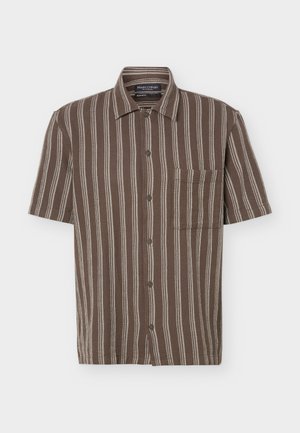 Camicia marrone a maniche corte con bottoni, righe verticali bianche e taschino sul petto, vestibilità regolare, colletto e etichetta Marc O’Polo all'interno del colletto.