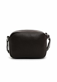 Černá kožená crossbody taška s hladkým povrchem a obdélníkovým tvarem. Obsahuje horní zip a na straně nastavitelný popruh.