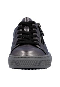 Sneaker in pelle grigia scura con lacci neri, cerniera laterale e suola in gomma grigia testurizzata con motivo a diamante. Finitura liscia e metallica.