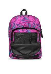 Mochila rosa con patrón de hojas de palmera, amplio compartimento y bolsillo de malla negra en el interior, con un asa reforzada en la parte superior.