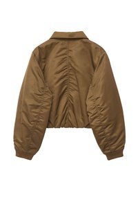 Braune, kurz geschnittene Jacke aus glattem, glänzendem Material; verfügt über Raffungselemente entlang des Rückens und voluminöse Ärmel. Enthält einen spitzen Kragen.