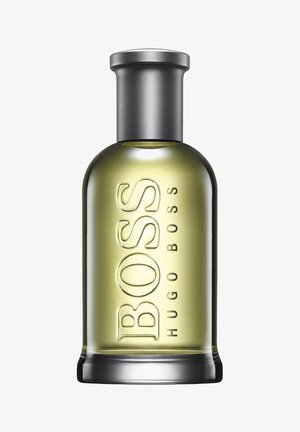 Grüner Glasparfümflakon mit silberner Kappe. Besitzt geprägten "BOSS"-Text und eine runde Basis und vereint eine glatte Oberfläche mit einem minimalistischen Design.