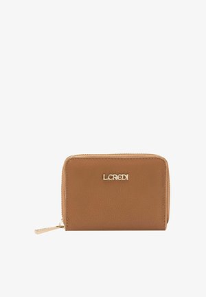 Braune Lederbörse mit strukturiertem Finish, mit einem Logo in Goldfarbe und einem Reißverschlussverschluss. Kompakte rechteckige Form mit abgerundeten Kanten.