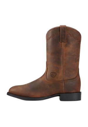Bota de vaquero de cuero marrón con costuras decorativas, lengüeta para tirar, tacón bajo y suela de goma negra, vista lateral.