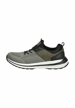 Zapatillas deportivas grises con parte superior de malla y sintético, acentos negros, detalles texturizados y una entresuela blanca con un patrón de banda de rodadura de goma.
