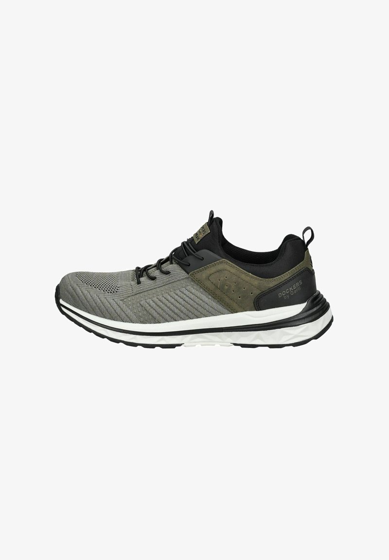Grijze sportchoenen met een bovenwerk van mesh en synthetische materialen, zwarte accenten, gestructureerde details en een witte middenzool met een rubberen loopvlakpatroon.