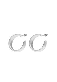 Orecchini a cerchio in argento con una finitura liscia e lucida. Forma rotonda con chiusura a perno sicura. Design leggero e minimalista.