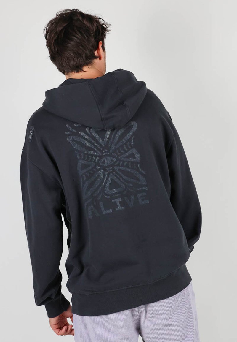 Hoodie noir en mélange de coton, avec un design graphique en couleur plus claire dans le dos. Comprend une capuche à cordon et des poignets côtelés.