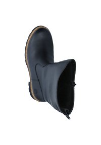 Bottine en cuir noir avec une finition texturée, intérieur doux, fermeture à glissière latérale et semelle en caoutchouc avec un bord tan contrastant.