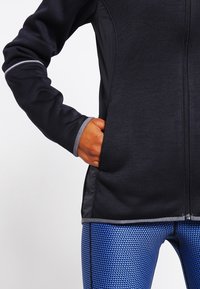 Under Armour Vindjacka - black