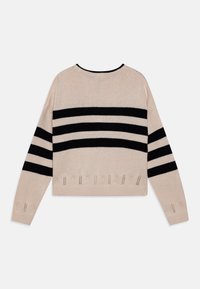 Strikkegenser i lys beige med svarte horisontale striper. Rund hals, ribbede mansjetter og subtile sømdetaljer i kanten.