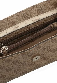 Borsa a tracolla marrone con un motivo, caratterizzata da un tessuto testurizzato, dotata di una tasca con zip e di una chiusura a scatto. Internamente presenta una fodera chiara con il marchio.