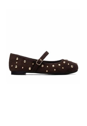 Zapato plano Mary Jane de ante marrón oscuro con tachuelas redondas doradas y una correa con hebilla sobre el empeine.