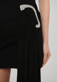 David Koma CRYSTAL BUCKLE DRAPE FABRIC DETAIL DRESS Vestito
