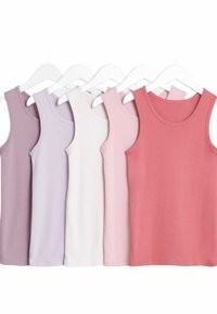 Fem tanktops i olika färger: ljuslila, lavendel, vit, ljusrosa och korall. Tillverkade av mjukt tyg med en enkel, ärmlös design.