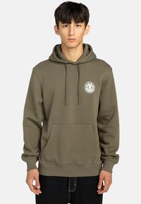 Sudadera verde oliva con un bolsillo delantero, capucha con cordón y un logotipo blanco circular en el lado izquierdo del pecho. Fabricada con una suave tela texturizada.