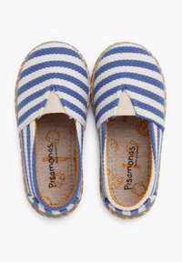 Sinine ja valge triibuline espadrille-tüüpi suss, millel on tekstuuriga kangas üleosa ja beez elastne detail avamisel. Interjööril on trükitud bränding.