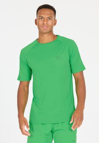 Groen sportshirt met korte mouwen, gemaakt van lichtgewicht, ademend materiaal. Heeft een subtiel textuurpatroon en een klein logo.