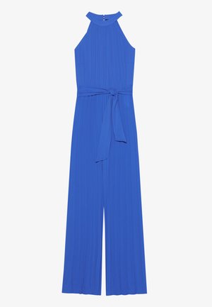 Jumpsuit sans manches bleu en tissu léger, avec un col haut, une ceinture à nouer à la taille, un design plissé et des pantalons larges.