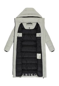 Abrigo largo acolchado con exterior gris claro y interior negro. Presenta un cierre de cremallera, logotipo y múltiples bolsillos internos. Textura suave.