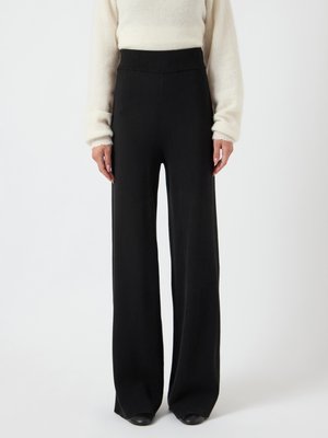 Zwarte wijde broek gemaakt van zacht materiaal, met een hoge taille en een geribde tailleband. Het ontwerp is stijlvol, met een gladde textuur overal.