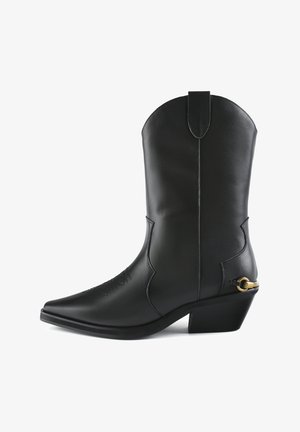 Bottine de cow-boy en cuir noir avec un bout pointu, des coutures décoratives et un petit talon empilé. Elle présente un accent circulaire doré sur le côté.