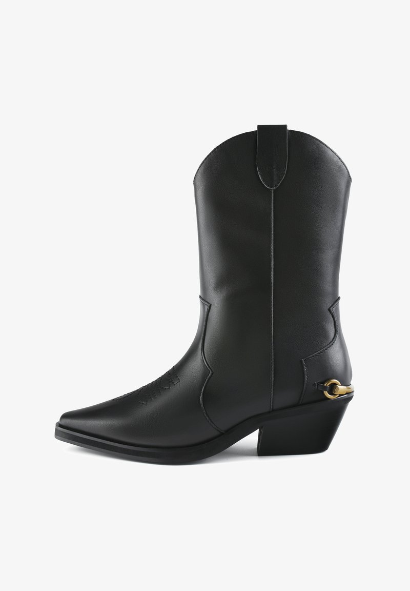 Bottine de cow-boy en cuir noir avec un bout pointu, des coutures décoratives et un petit talon empilé. Elle présente un accent circulaire doré sur le côté.