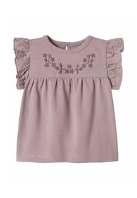 Lys mauve bomuldsbluse med bølgede blondeærmer, broderet blomsterdesign over brystet, og rund halsudskæring med knaplukning bagpå.