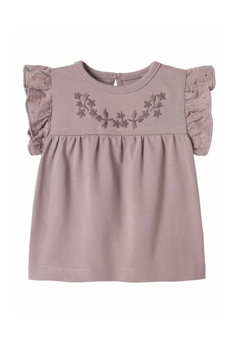 Lys mauve bomuldsbluse med bølgede blondeærmer, broderet blomsterdesign over brystet, og rund halsudskæring med knaplukning bagpå.