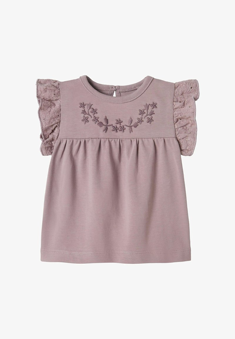 Šviesiai purpurinė medvilninė palaidinė su volanų nėrinių rankovėmis, siuvinėtu gėlių raštu krūtinėje ir apvaliu iškirpimu su mygtuko uždarymu nugarinėje pusėje.