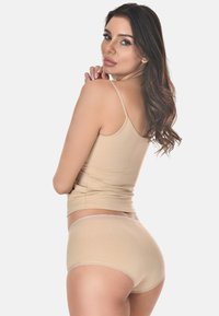 Beige tanktop met dunne bandjes en bijpassende slip. Soepele, huidachtige textuur, aansluitend ontwerp en naadloze randen creëren een minimalistische uitstraling.