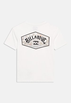 Λευκό κοντομάνικο μπλουζάκι με εξαγωνικό λογότυπο Billabong που απεικονίζει κύματα, φοίνικες, σύννεφα, ήλιο, βουνά και ένα κόκκινο όχημα.