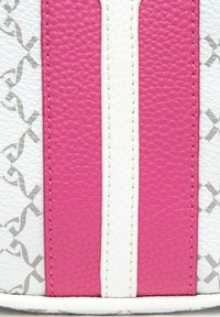 Accessorio in pelle con strisce rosa e bianche, caratterizzato da una superficie texturizzata e uno sfondo grigio decorato. Sono visibili dettagli delle cuciture.