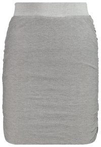 Jupe grise côtelée mi-longue, avec une large ceinture et des détails froncés sur le côté, confectionnée dans un tissu extensible pour une silhouette ajustée.