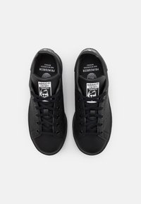 Sorte lædersneakers med en laveste design, rund tå og klassisk snørebåndslukning. Branding på tungen og sideperforeringer til stede.