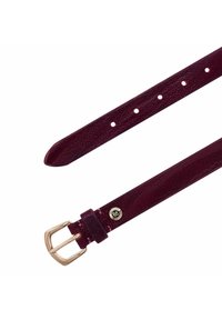 Bordeaux leren riem met een gestructureerde afwerking, voorzien van goudkleurige hardware en verstelgaten. Kenmerkende logo-detail op de band.