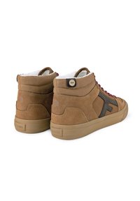 Zapatillas altas de ante marrón con cordones rosa, forro blanco suave y un gran logotipo oscuro en el costado. Presentan un botón redondo cerca del tobillo.