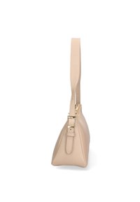 Borsa a tracolla beige in pelle con superficie texturizzata, forma triangolare e una larga tracolla con fibbia dorata. Chiusura con zip sulla parte superiore.