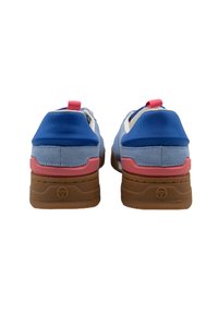 Scarpe sportive blu e rosa con collo imbottito, tomaia in suede testurizzato e tessuto, e una suola in gomma marrone spessa.
